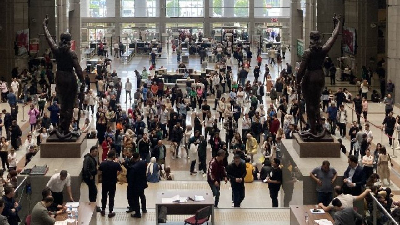 İstanbul Adliyesi’nde katiplik sınavı yoğunluğu: 625 personel alımı için yaklaşık 5 bin kişi başvurdu