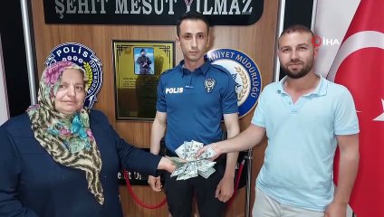 İnsanlık ölmemiş: Çöpte bulduğu 3 bin 200 doları sahibine teslim etti