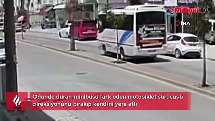 Önünde duran minibüsü fark eden motosiklet sürücüsü direksiyonunu bırakıp kendini yere attı