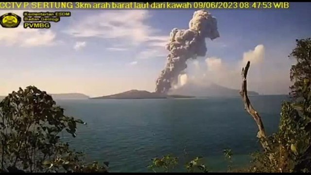 Colonna di fumo e ceneri: in Indonesia erutta il vulcano Anak Krakatoa