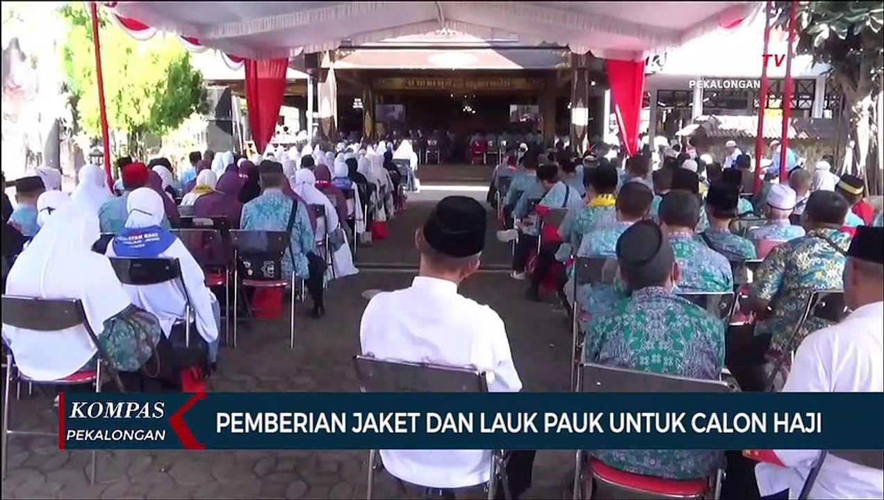 Bupati Sukoharjo Berikan Jaket dan Lauk Pauk kepada Calon Haji Tertua dan Termuda