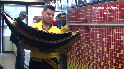 Müşteriler görür görmez hayrete düşüyor! Aynı anda 45 tepsi taşıyarak meslektaşlarına meydan okuyor: 15, 20, 30 derken...