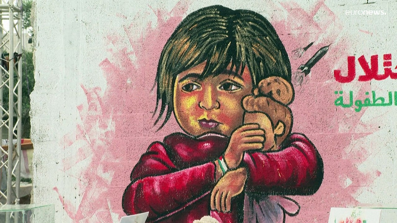في غزة.. عرض مخلفات الحرب الأخيرة مع إسرائيل وجداريات رسمها فنانون على ركام المنازل المدمرة