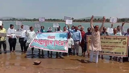 अपनी 17 सूत्रीय मांगों को लेकर कर्मचारियों ने किया जल सत्याग्रह