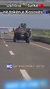 Türk komandolarını gören Kosovalılar, sevinçlerini İbrahim Tatlıses şarkısıyla paylaştı