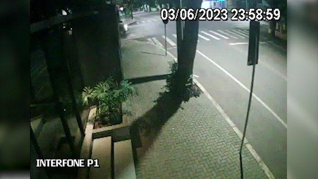 Internauta pede ajuda para localizar condutor de camionete que colidiu contra carro estacionado