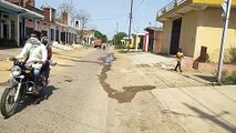 सड़कों के किनारे नाली नहीं होने से सड़कों पर हो रहा नालियों के पानी का भराव