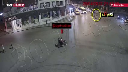 Motosikletiyle yanına yaklaşıp telefonunu çaldı: O anlar kamerada