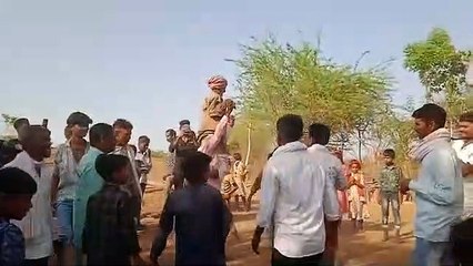 70 वर्ष की उम्र में कराया विवाह, दूल्हे को कंधे पर बिठाकर किया डांस