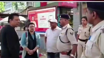 Tải video: BREAKING: बेखौफ अपराधियों ने महिला से लूटे 3 लाख, महज 100 मीटर की दूरी पर हैं साइबर थाना