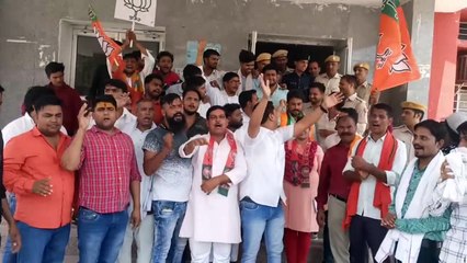 भाजयुमो का कलक्ट्रेट पर हंगामा, सीएम से मांगा इसलिए इस्तीफा...!