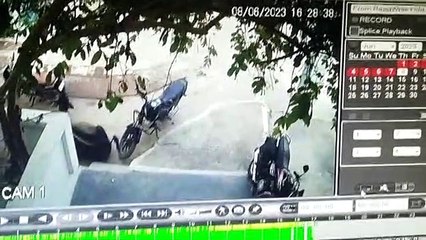 घर के बाहर खड़ी बाइक पर पेट्रोल डालकर लगाई आग, सीसीटीवी कैमरे में घटना कैद