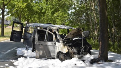 Schülertaxi prallt gegen Baum und geht in Flammen auf