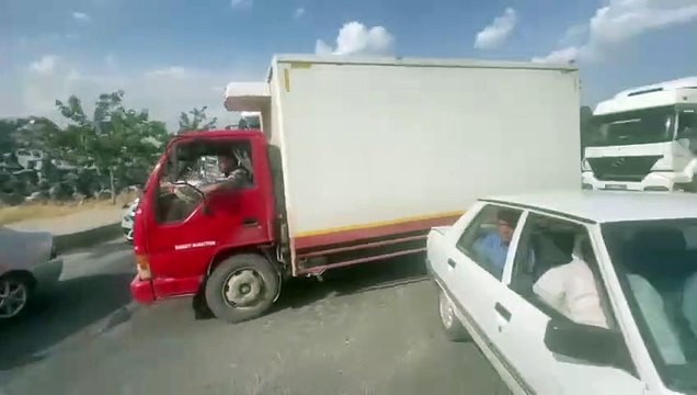 Akçakale-Şanlıurfa arasındaki kavşakta trafik kilitlendi: Işık yok, polis yok, planlama yok, denetim yok