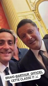 Une partie de sa famille de TF1 était également présente pour ce grand moment, dont Camille Combal et Denis Brogniart.Camille Combal et Denis Brogniart présents au Sénat à Paris pour Arthur qui se faisait décorer de la légion d'honneur.