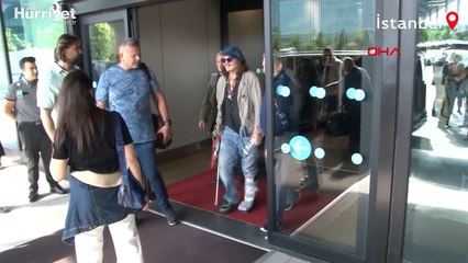 Johnny Depp koltuk değneğiyle İstanbul'da