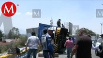 Vuelca camión cargado de refrescos en Naucalpan, Edomex
