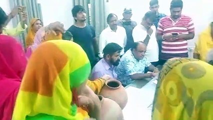 जयपुर-पानी के लिए खाली मटके लेकर पहुंचीं महिलाएं, अधिशासी अभियंता का घेराव,देखें इस विडियो में,क्या बोली महिलाएं