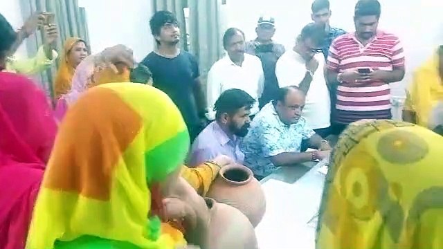 जयपुर-पानी के लिए खाली मटके लेकर पहुंचीं महिलाएं, अधिशासी अभियंता का घेराव,देखें इस विडियो में,क्या बोली महिलाएं