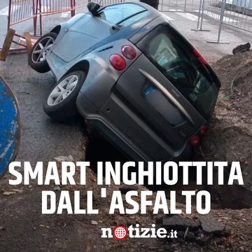 Roma: donna a bordo della sua Smart viene inghiottita dalla strada