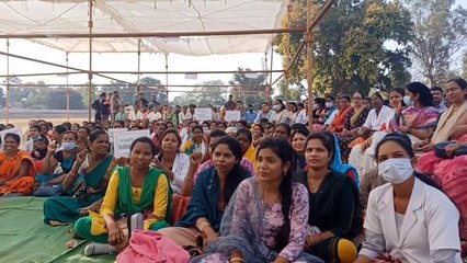 पांच दिवसीय धरने पर बैठे संविदा कर्मचारी, कहा- मांगे पूरी नहीं हुई तो बदल जाएगी सरकार, देखें Video
