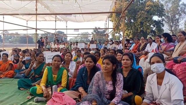 पांच दिवसीय धरने पर बैठे संविदा कर्मचारी, कहा- मांगे पूरी नहीं हुई तो बदल जाएगी सरकार, देखें Video