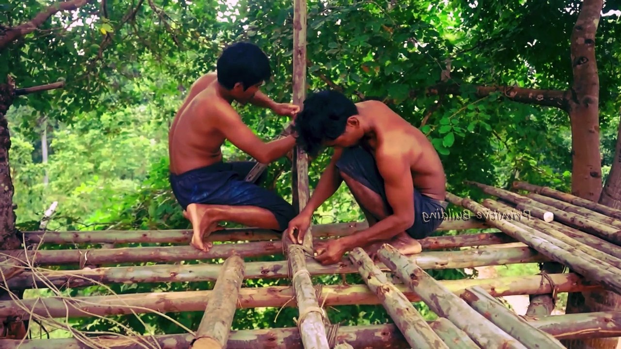 Build Great ness Bamboo house Decoration On the Higher Tree