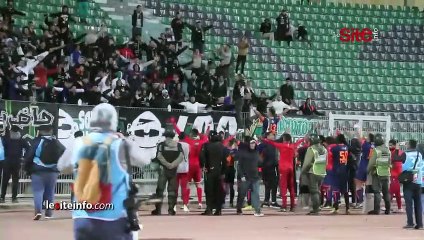 لاعبو الدفاع الجديدي يحتفلون مع جماهيرهم بعد الفوز على مولودية وجدة