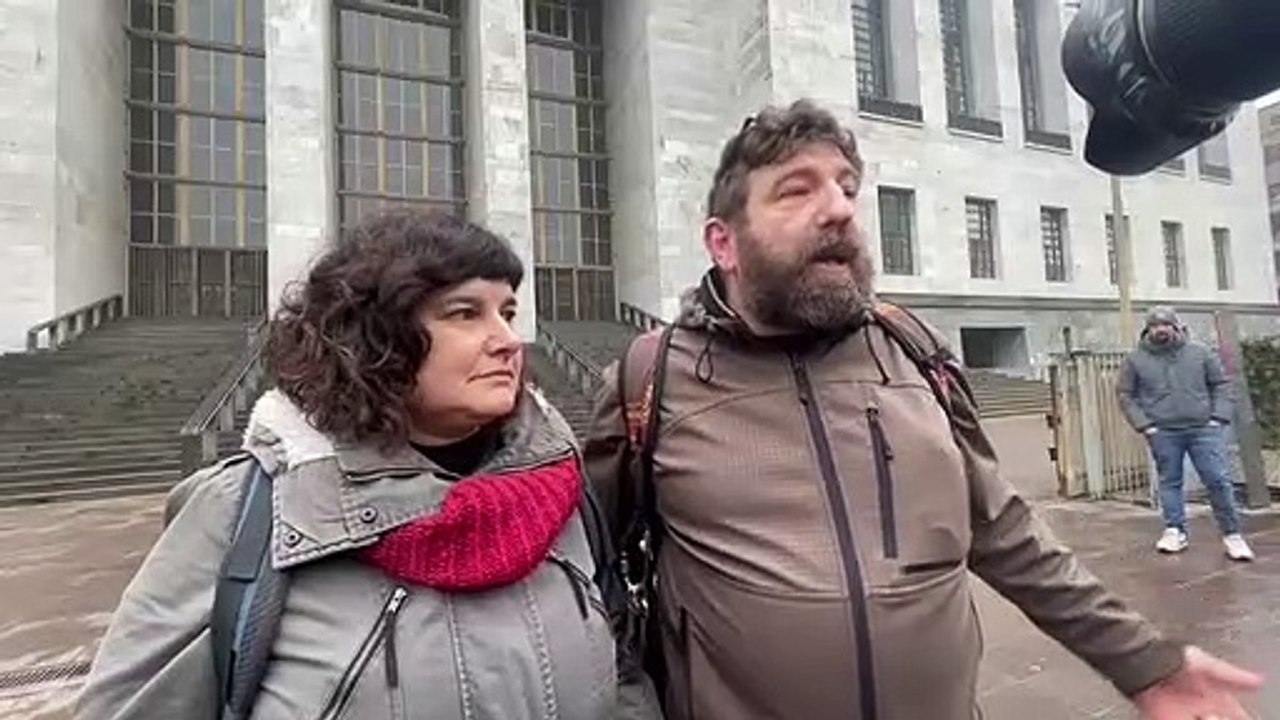 'Fontana assassino'. Via al processo per la scritta, presidio fuori dal tribunale