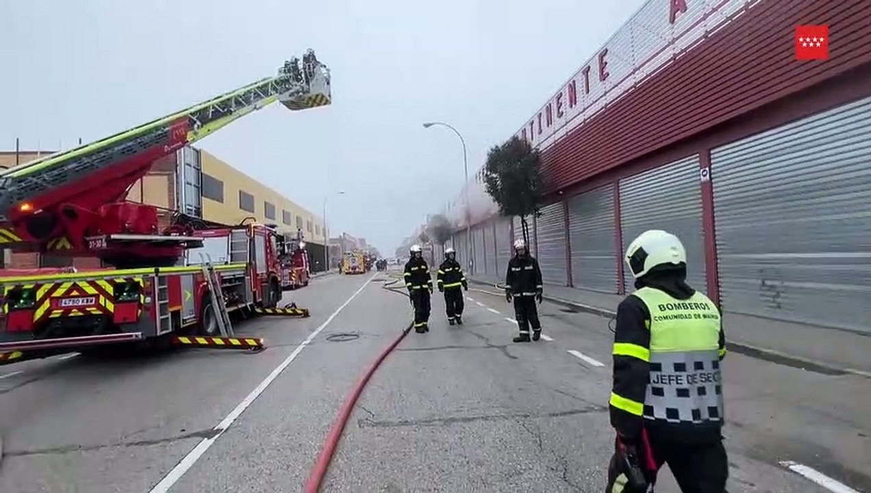 Arde una nave industrial del polígono industrial Cobo Calleja.