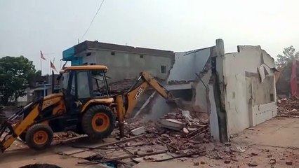 गर्रा में चली प्रशासन की जेसीबी, हटाए गए अतिक्रमण