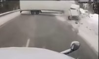VÍDEO: un camionero pierde el control de su camión al intentar adelantar a otro camión sobre asfalto helado