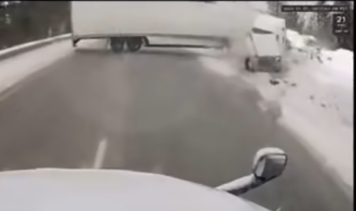 VÍDEO: un camionero pierde el control de su camión al intentar adelantar a otro camión sobre asfalto helado