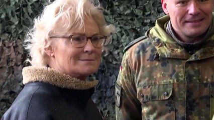 Ministra da Defesa da Alemanha renuncia ao cargo