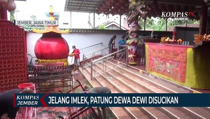 Jelang Imlek, Patung Dewa Dewi Disucikan dengan Air Teh dan Bunga