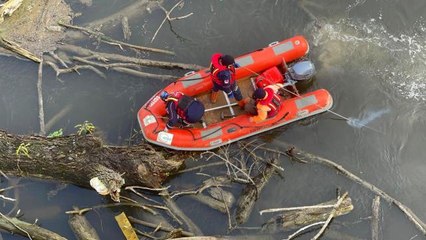 Sınır kapıları arasındaki köprünün ayakları Türk ve Yunan ekiplerin çalışmasıyla temizlendi