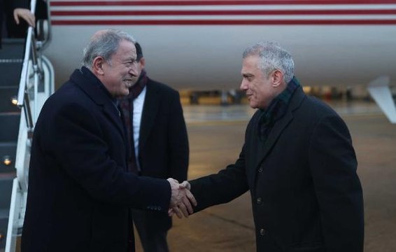 Milli Savunma Bakanı Akar, Türkiye'nin Londra Büyükelçiliği'ni ziyaret etti