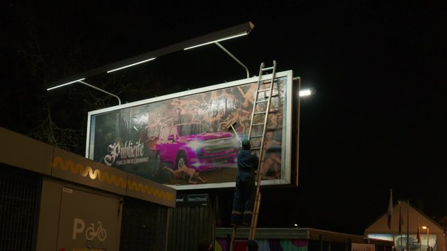 Pub pour la fin de l'humanité , Écrasez la vie ...: des détournements de panneaux publicitaires ciblent BMW et Toyota en marge du Salon de l'Auto