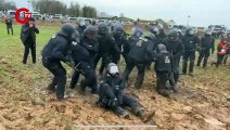 Almanya'da eylemcilere müdahale etmeye çalışan polisler çamura saplandı.