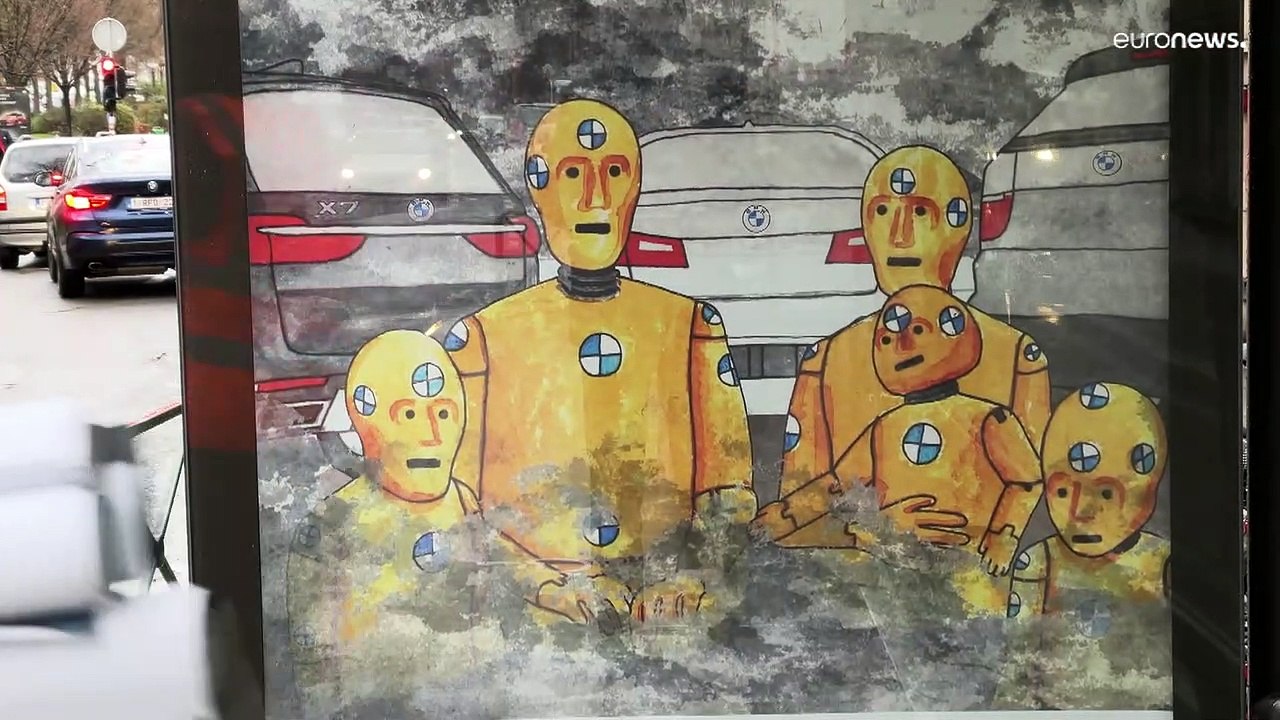 Klimaaktivist:innen protestieren gegen SUV-Werbung mit europaweiter Plakataktion