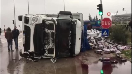 Öğrenci servisi ile tır çarpıştı: 6 yaralı