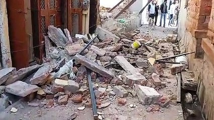 video...मकान की बालकनी गिरी, मची अफरा-तफरी