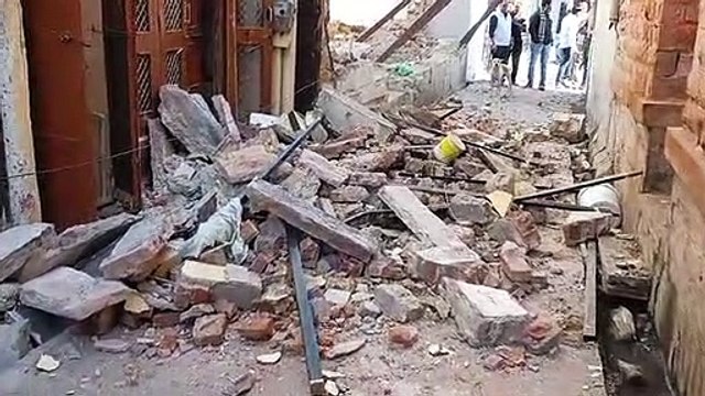 video...मकान की बालकनी गिरी, मची अफरा-तफरी