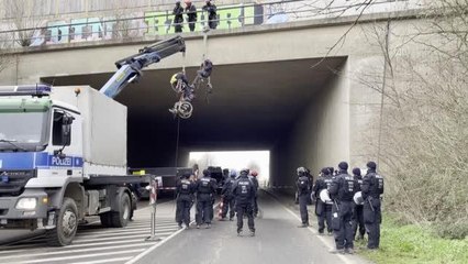 LÜTZERATH - Almanya'da "linyit köyü" bölgesinde engelli çevreciler eylem yaptı
