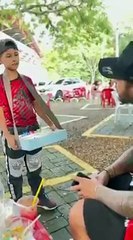 Niño genio que vende dulces en algún lugar de Antioquia