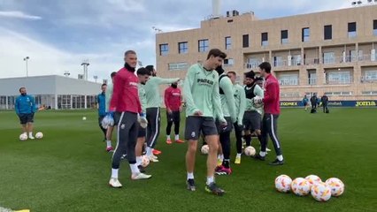 Pau Torres, felicitado por su cumpleaños en el entrenamiento del Villarreal