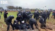 Des policiers embourbés dans la boue font beaucoup rire les internautes (vidéo)