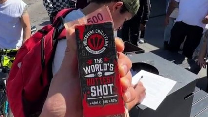 El «influencer» HotSpanish retó a una persona a tomarse un “shot” de chile en Plaza Patria