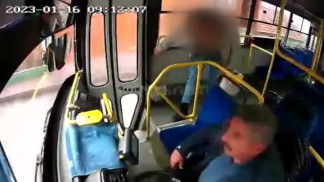 Halk otobüsü şoförünün darbedilmesi güvenlik kamerasına yansıdı