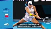 Swiatek urges fans to lower expectations at Aus Open